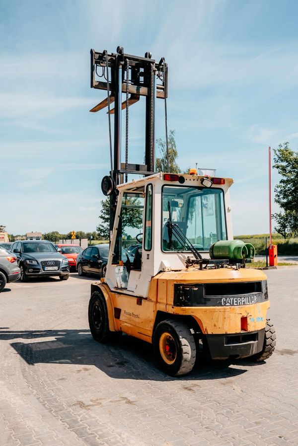 Wózek widłowy Caterpillar na placu warsztatu RAFEX – naprawy maszyn